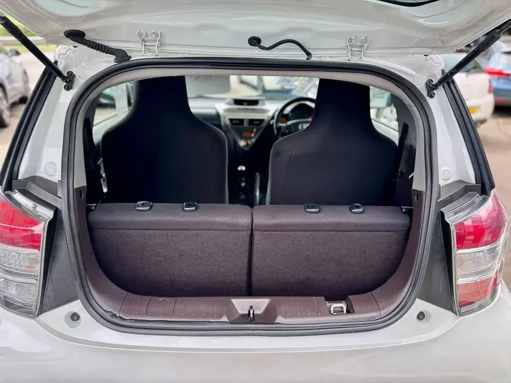 Used Toyota iQ 98 HP (72 kW) 2010 White Hatchback