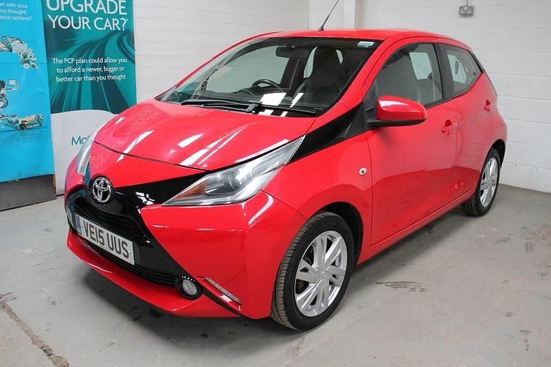 Used Toyota Aygo x-press 69 HP (50 kW) 2015 Red Hatchback