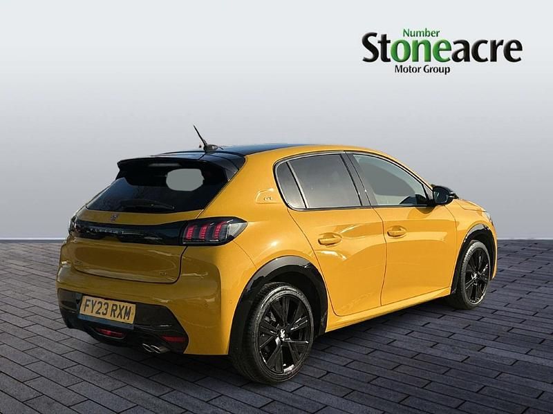 Used Peugeot 208 Premium 130 HP (95 kW) 2023 Yellow Hatchback
