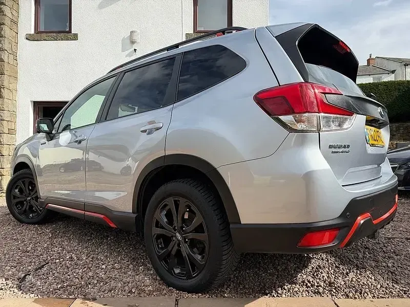 Używany Subaru Forester Premium 150 KM (110 kW) 2022 Srebrny SUV