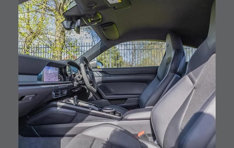 Begagnad Porsche 911 379 HK (278 kW) 2023 Svart Sportkupé