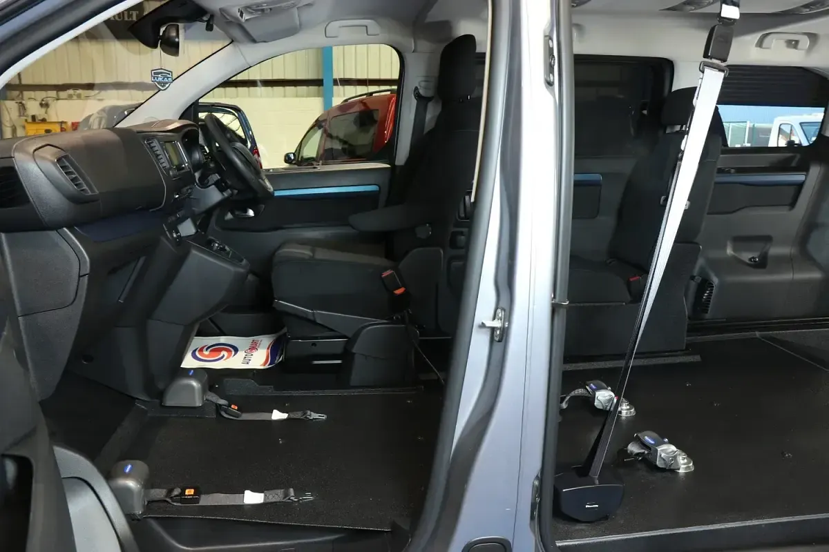 Używany Peugeot Traveller Active 180 KM (132 kW) 2021 Szary Minivan