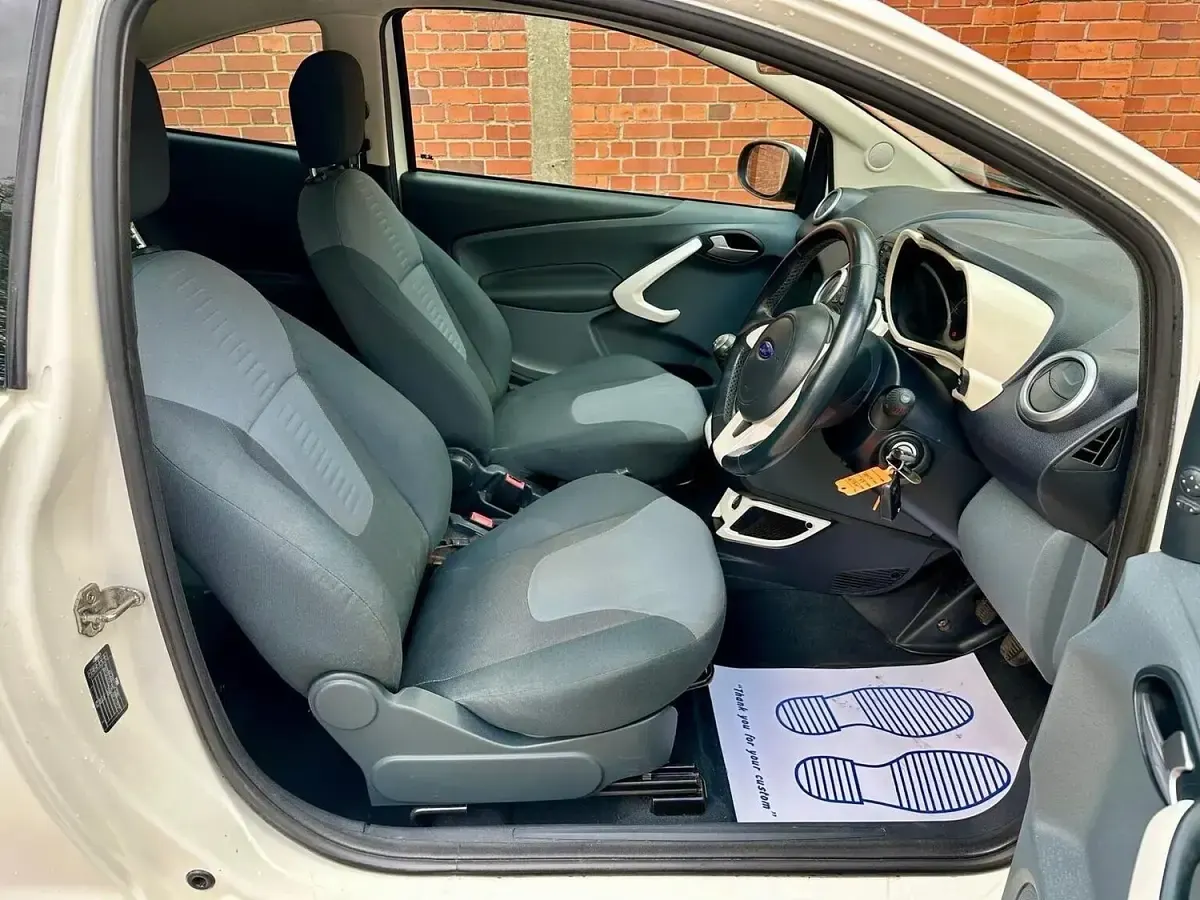 Used Ford Ka Zetec 69 HP (50 kW) 2012 White Hatchback