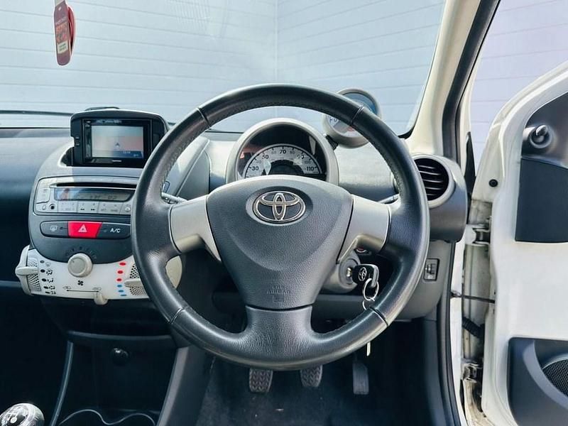 Begagnad Toyota Aygo 68 HK (50 kW) 2013 Vit Halvkombi