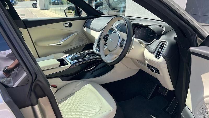 Used Aston Martin DBX 550 HP (404 kW) 2021 Silver SUV