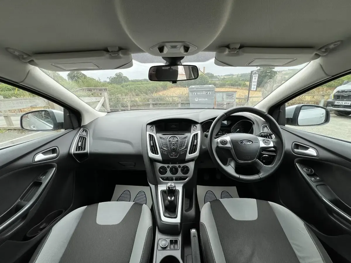 Used Ford Focus Zetec 125 HP (91 kW) 2013 Silver Hatchback
