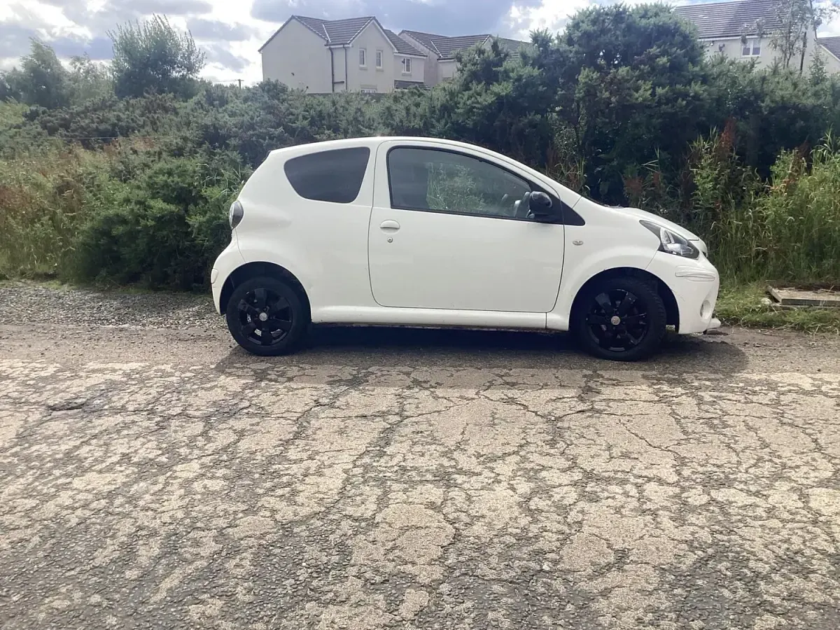 Used Toyota Aygo 68 HP (50 kW) 2012 White Hatchback