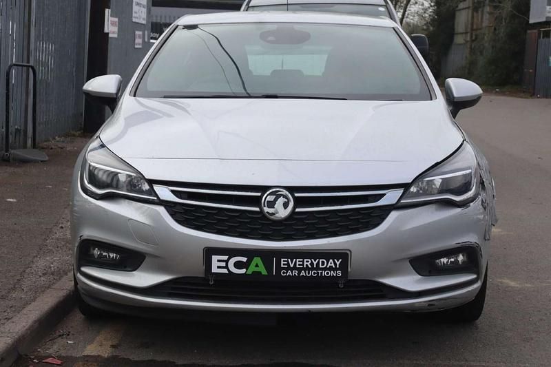 Used Vauxhall Astra SRi 105 HP (77 kW) 2016 Silver Hatchback