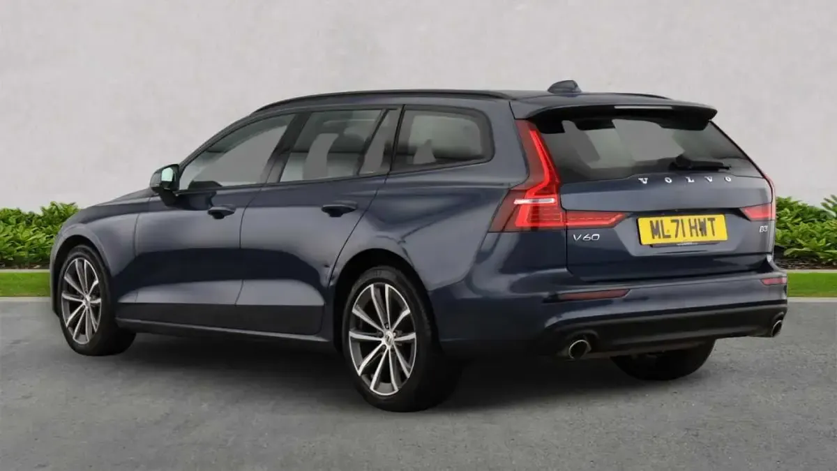 Used Volvo V60 Momentum 163 HP (119 kW) 2021 Blue Estate