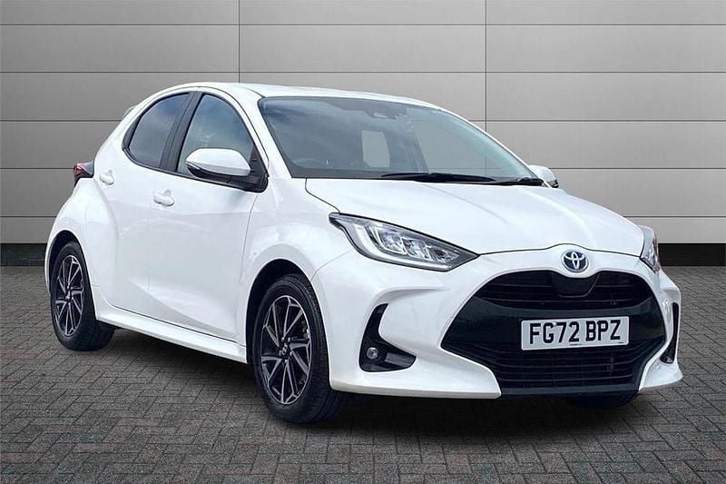Pure white Used 2022 Toyota Yaris Hybrid Design Hatchback | £16,695 (Fair price) - Image 1/3