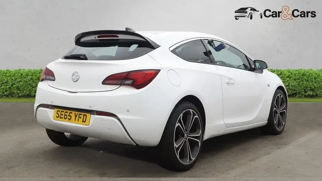 Used Vauxhall Astra GTC Edition 140 HP (102 kW) 2016 White Coupe