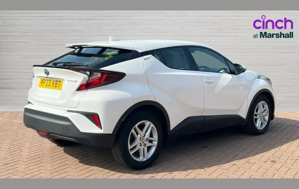 Used Toyota C-HR 120 HP (88 kW) 2023 White SUV
