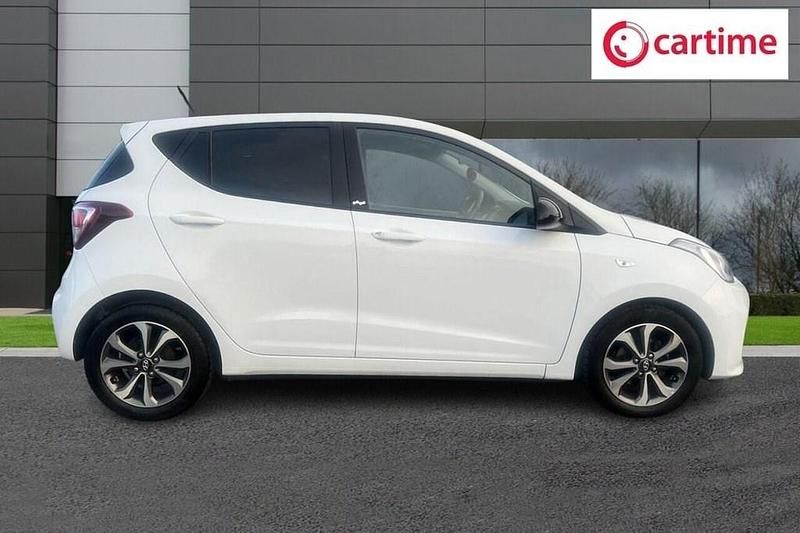 Used Hyundai i10 67 HP (49 kW) 2019 White Hatchback