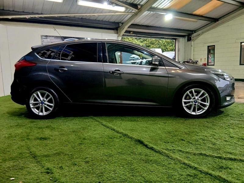 Used Ford Focus Zetec 125 HP (91 kW) 2015 Grey Hatchback