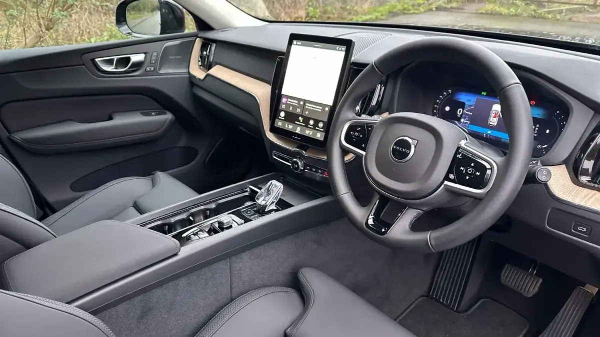 Usado Volvo XC60 Plus 250 HP (183 kW) 2026 Verde SUV