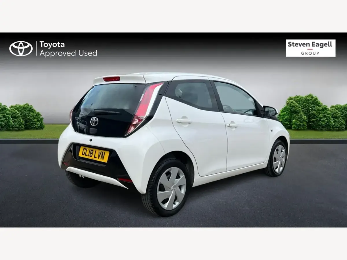 Usado Toyota Aygo X-play 2018 Blanco Utilitario