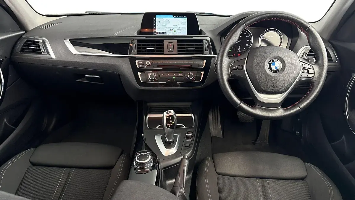 Used BMW 118 Sport Line 134 HP (98 kW) 2019 Blue Hatchback
