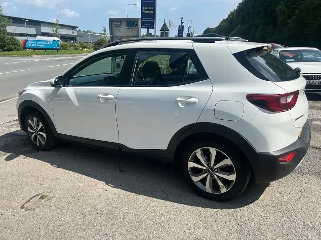 Gebraucht Kia Stonic 99 PS (72 kW) 2022 Weiß SUV