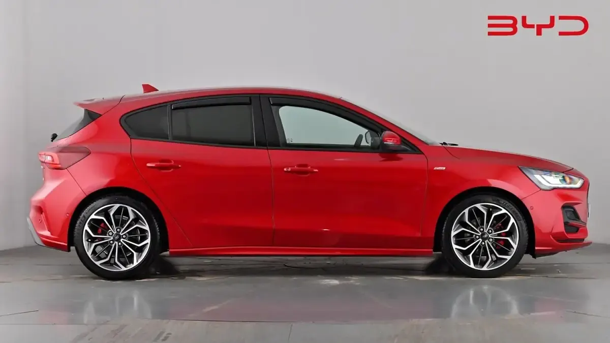 Used Ford Focus ST-Line X 155 HP (114 kW) 2023 Fantastic red Hatchback