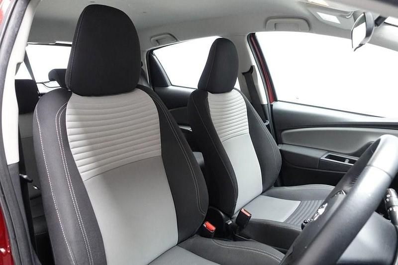 Used Toyota Yaris 111 HP (81 kW) 2017 Red Hatchback