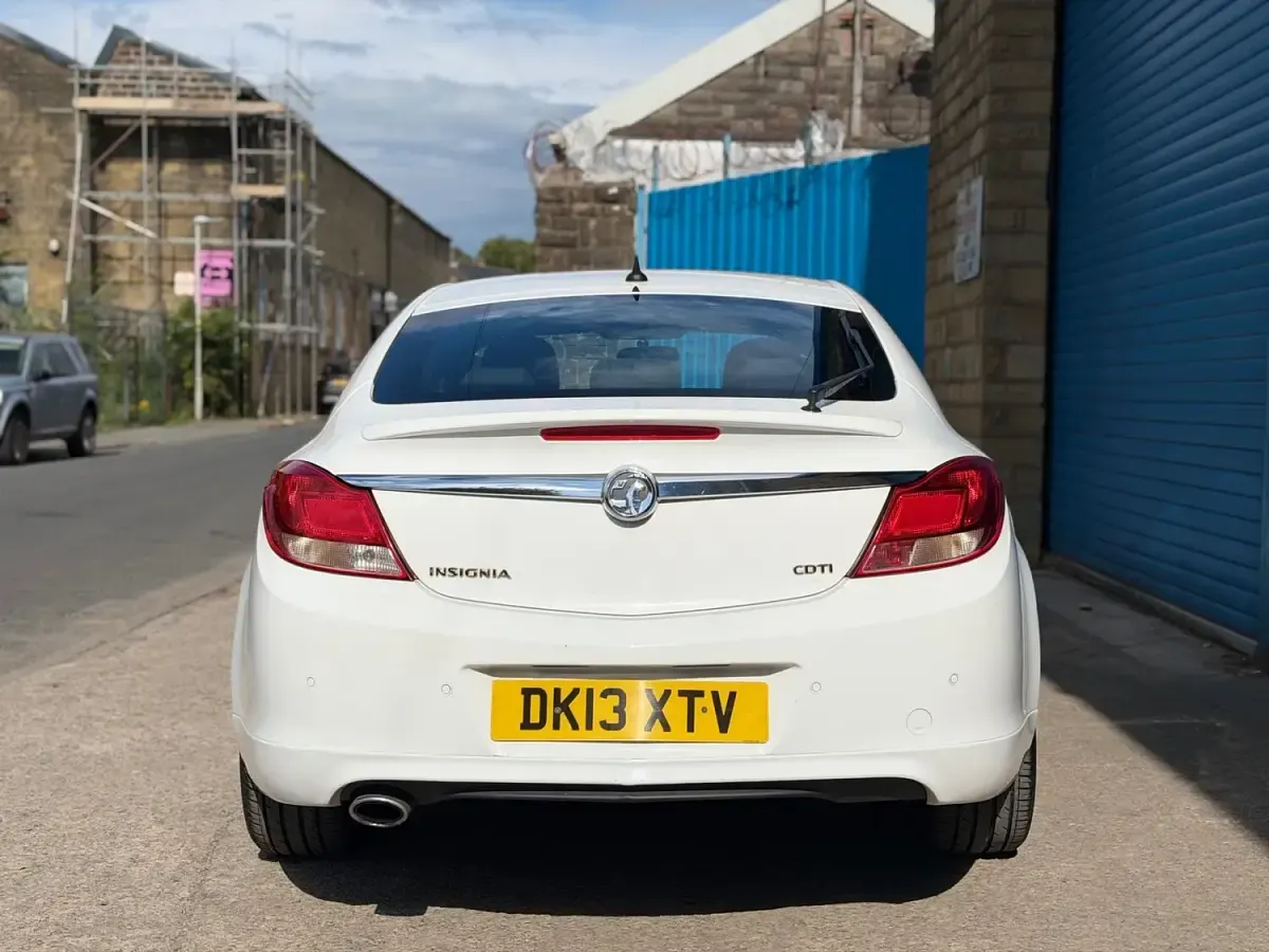 Used Vauxhall Insignia SRi 160 HP (117 kW) 2013 White Hatchback