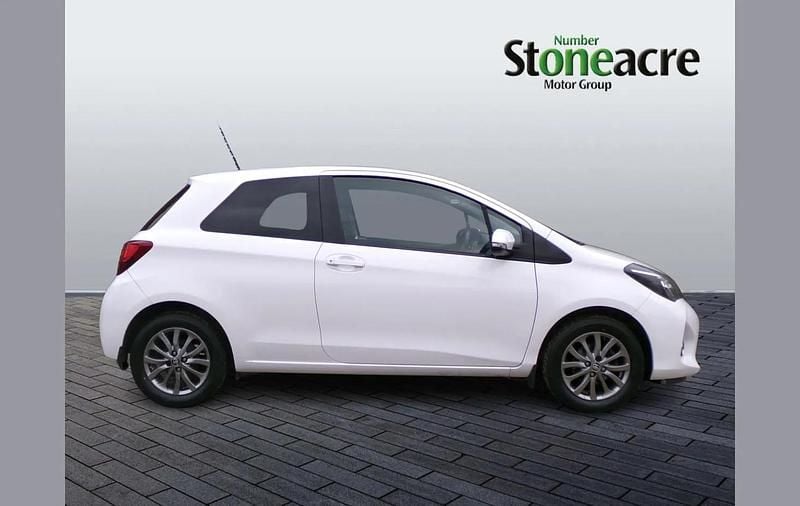 Used Toyota Yaris 68 HP (50 kW) 2016 White Hatchback