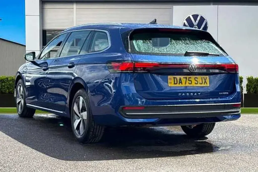 Begagnad VW Passat Life 204 HK (150 kW) 2025 Blå Kombi