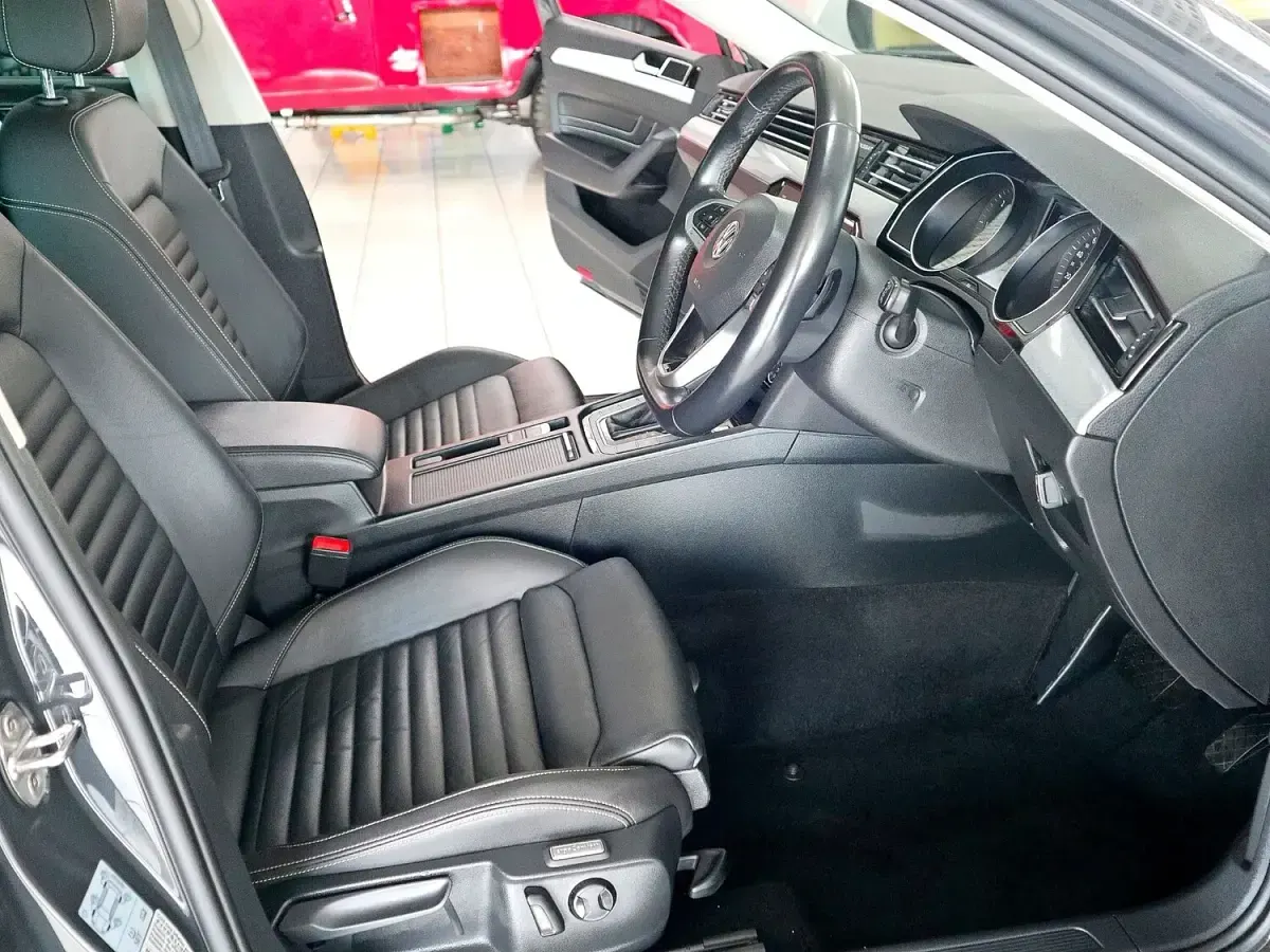 Used VW Passat SEL 120 HP (88 kW) 2020 Grey Estate