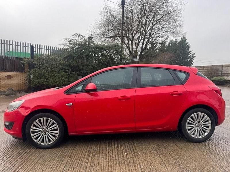 Used Vauxhall Astra 110 HP (80 kW) 2013 Red Hatchback