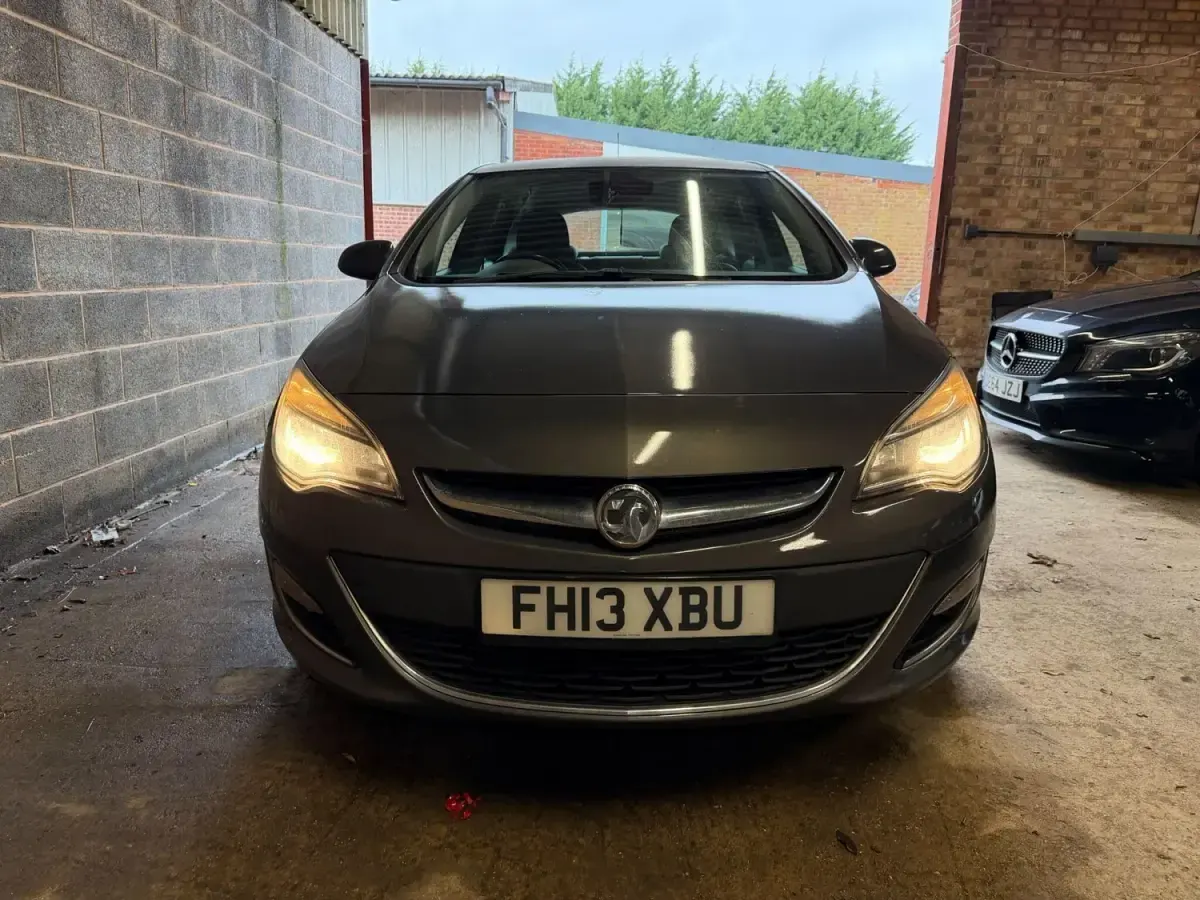 Usado Vauxhall Astra 2013 Gris Utilitario