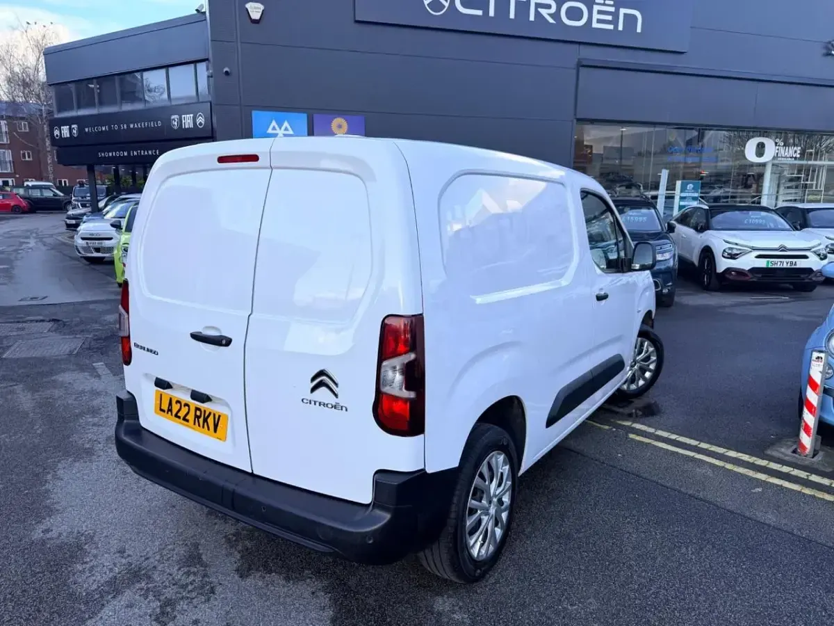 Used Citroën Berlingo 99 HP (72 kW) 2022 White MPV