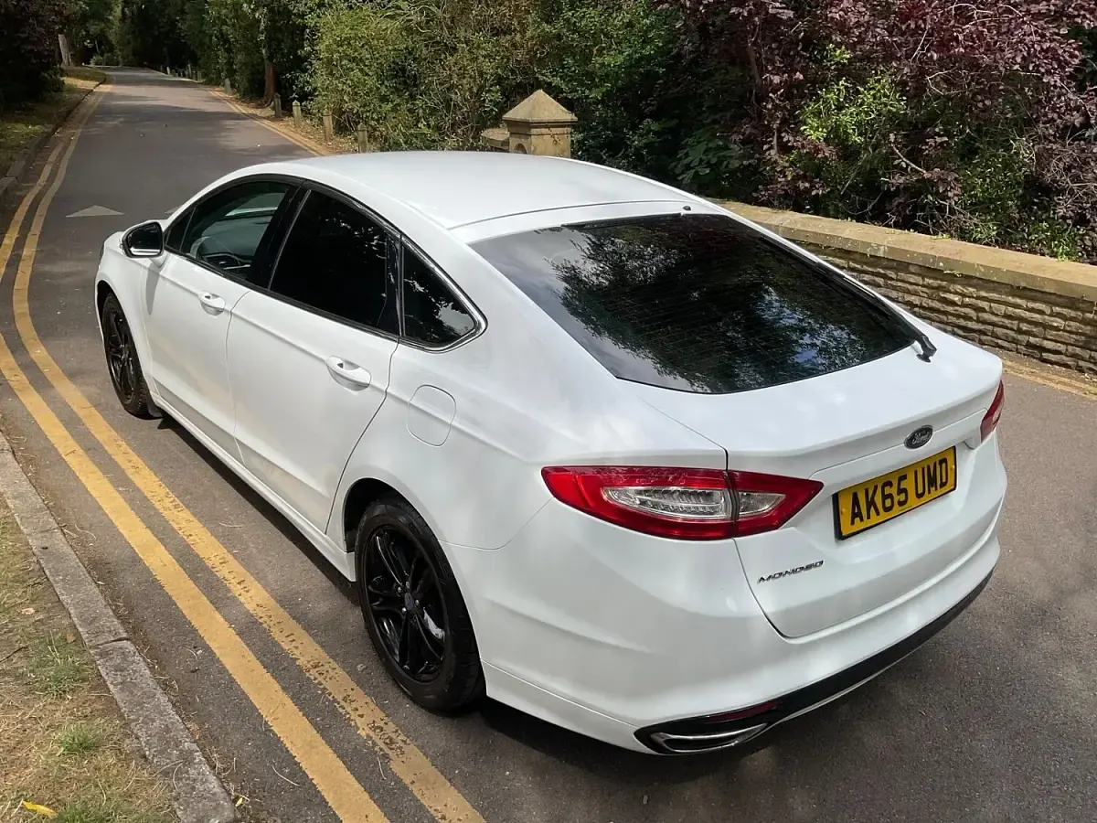 Used Ford Mondeo Titanium 180 HP (132 kW) 2015 White Hatchback