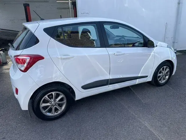 Used Hyundai i10 Premium 67 HP (49 kW) 2015 White Hatchback