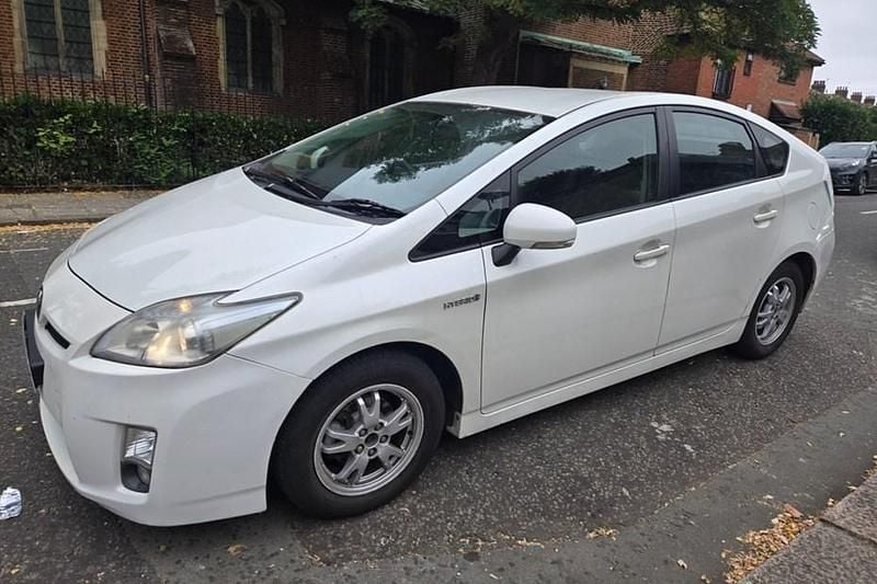 Used Toyota Prius T3 2010 White Hatchback