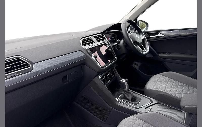 Usado VW Tiguan Life 241 HP (177 kW) 2025 Cinzento SUV