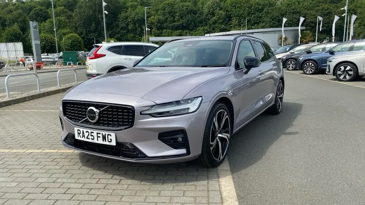 Used Volvo V60 Plus 197 HP (144 kW) 2025 Silver Estate