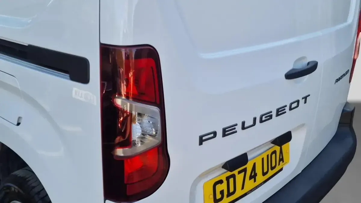 Begagnad Peugeot Partner S 101 HK (74 kW) 2025 Vit Minibuss