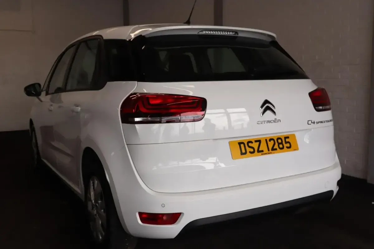 Used Citroën C4 PureTech 2019 White MPV