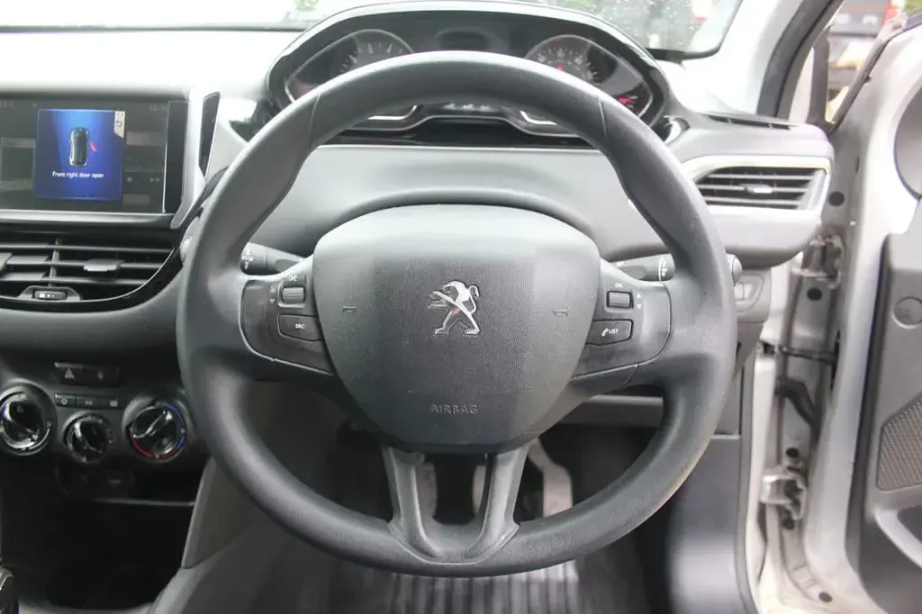 Used Peugeot 208 Active 82 HP (60 kW) 2014 Sparkling silver metallic Hatchback