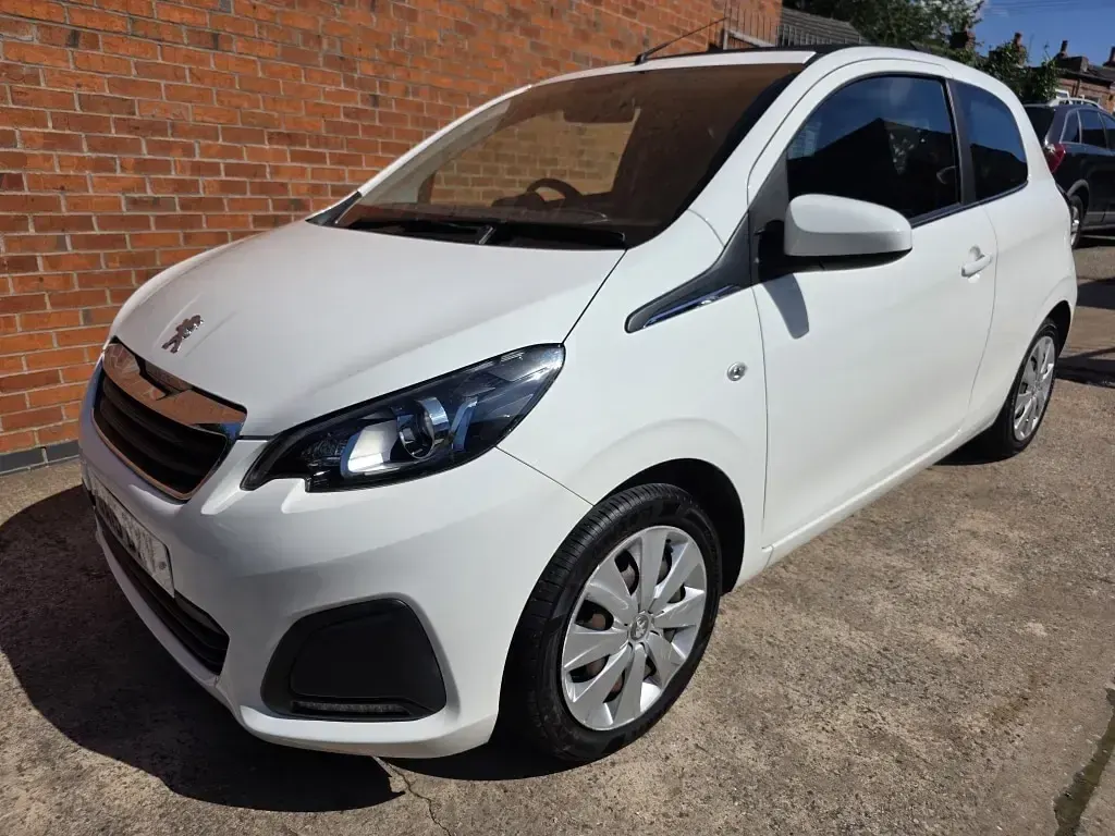 Used Peugeot 108 Active Top 68 HP (50 kW) 2015 White Hatchback