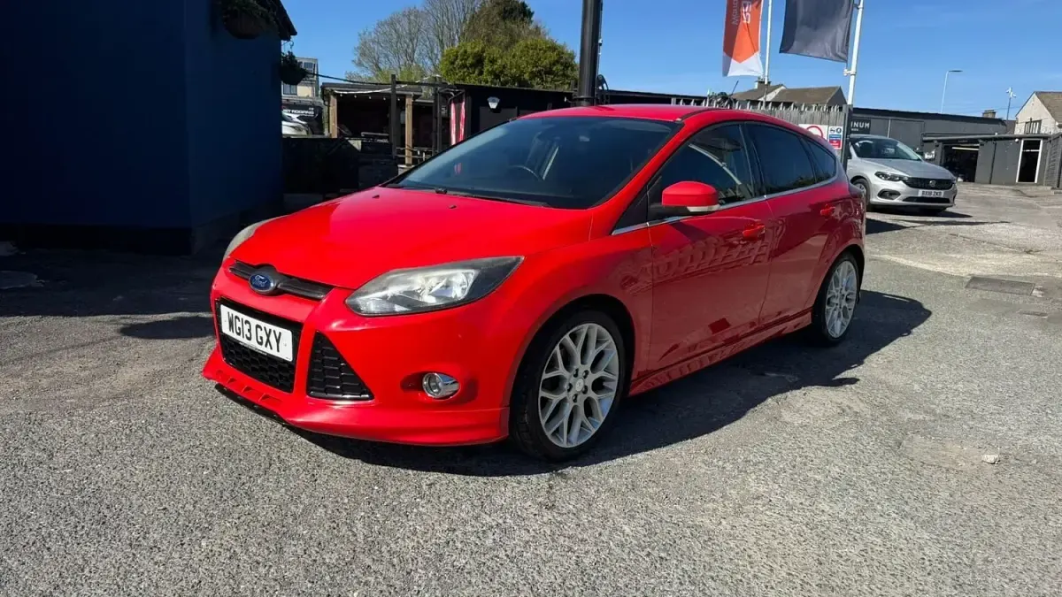 Used Ford Focus Zetec 115 HP (84 kW) 2013 Red Hatchback