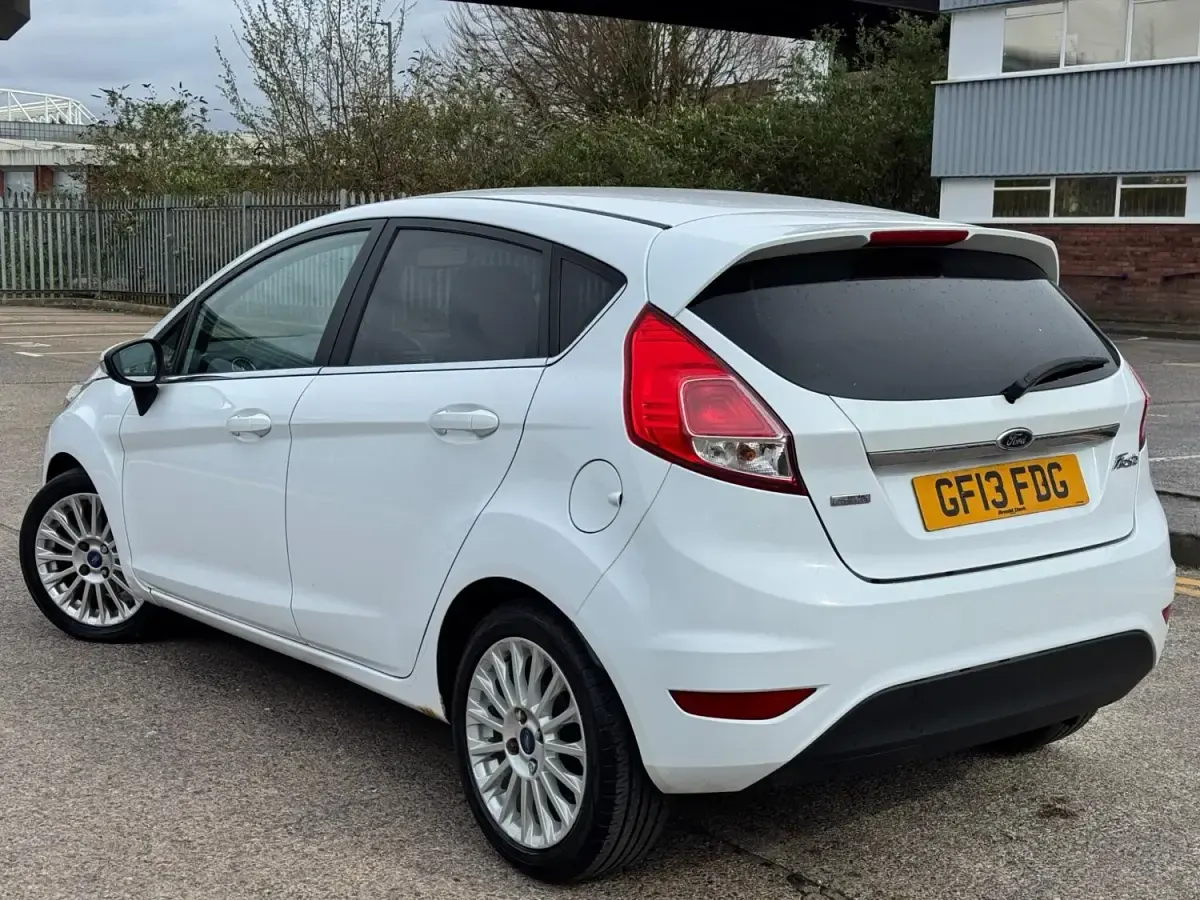 Używany Ford Fiesta Titanium 2013 Biały Hatchback