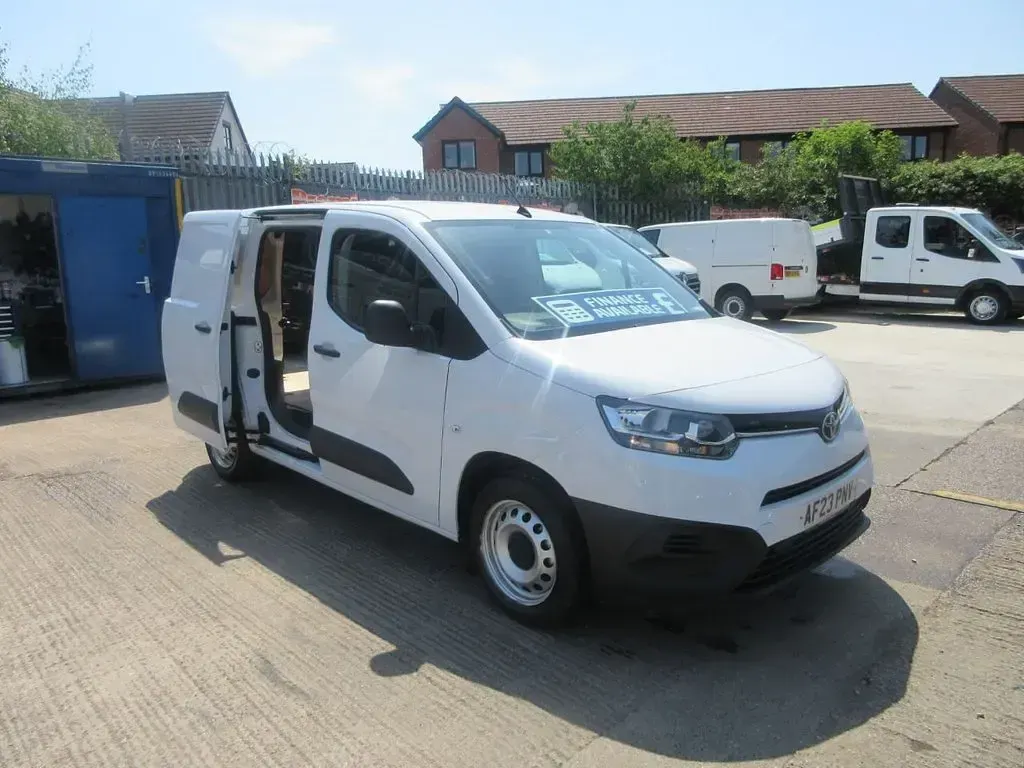 Used Toyota Proace Active 120 HP (88 kW) 2023 White MPV