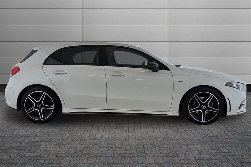 Used Mercedes A180 AMG Line Premium Plus 136 HP (100 kW) 2022 White Hatchback