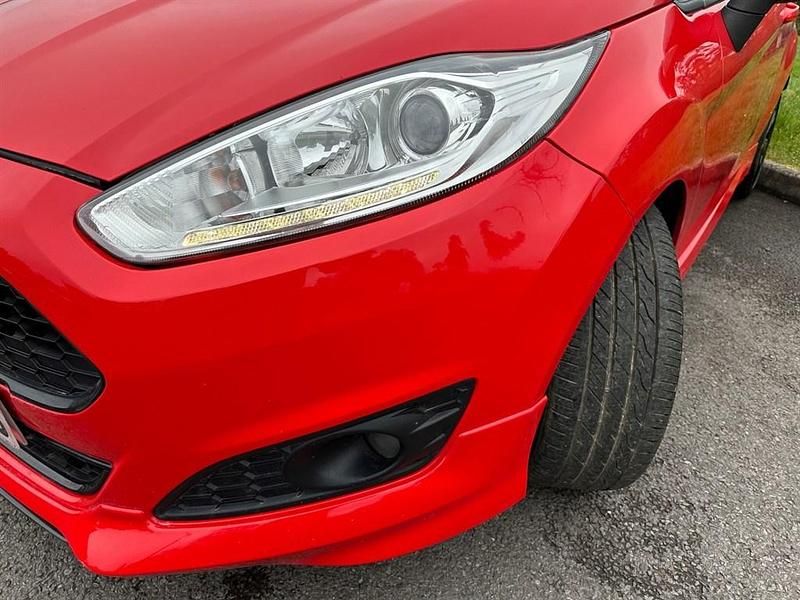 Begagnad Ford Fiesta Zetec 2016 Röd Halvkombi