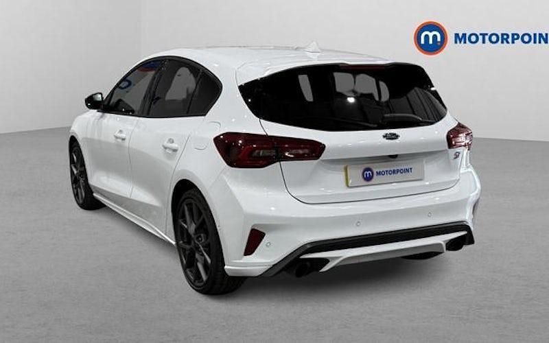 Begagnad Ford Focus ST 280 HK (205 kW) 2023 Vit Halvkombi