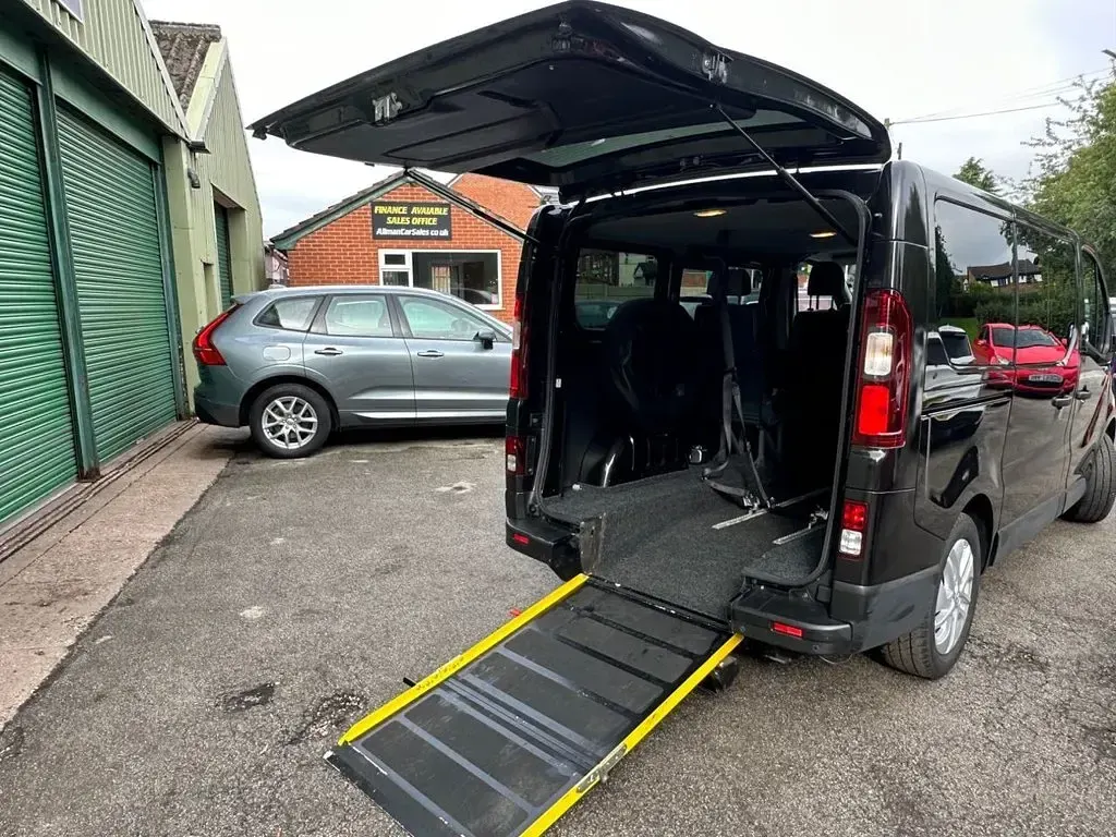 Used Renault Trafic 115 HP (84 kW) 2015 Black MPV