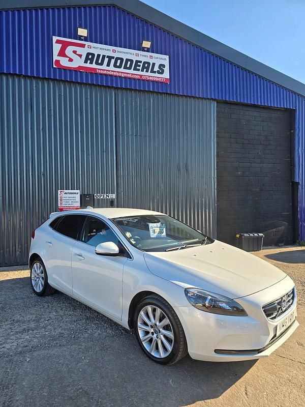 White Used 2016 Volvo V40 SE Lux Estate | £7,995 (Fair price) - Image 1/4