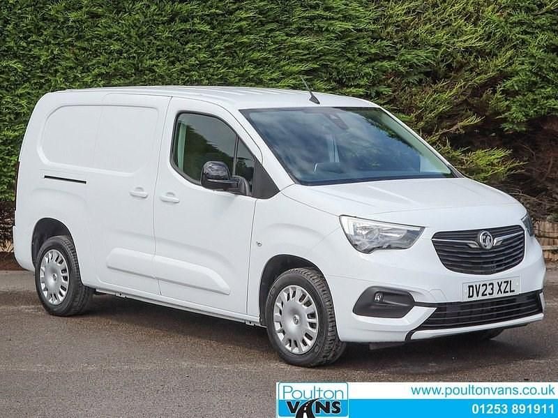 White Used 2023 Vauxhall Combo MPV | £13,650 (Fair price) - Image 1/3