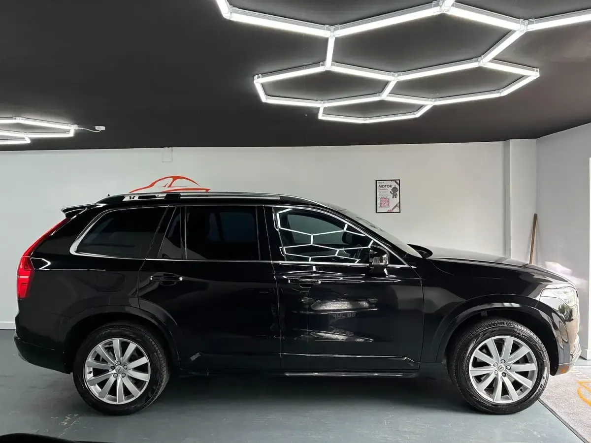 Used Volvo XC90 Momentum 235 HP (172 kW) 2017 Black SUV